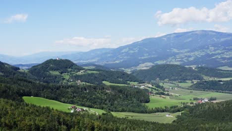 Szenische-Luftaufnahme-In-Der-Grünen-Landschaft-In-österreich