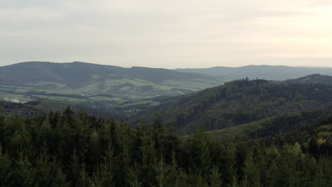 Vorwärtsluftaufnahme-Der-Hügeligen-Grünen-Waldlandschaft-In-Der-Tschechischen-Republik