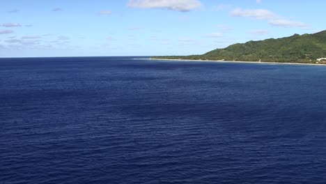 Blick-Auf-Die-Insel-Rarotonga-Vom-Meer-Aus