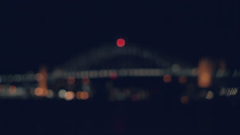 Bogenbrücke-Von-Sydney-Harbour-Mit-Stadtbild-Im-Hintergrund-Während-Der-Nacht-In-Sydney,-New-South-Wales,-Australien