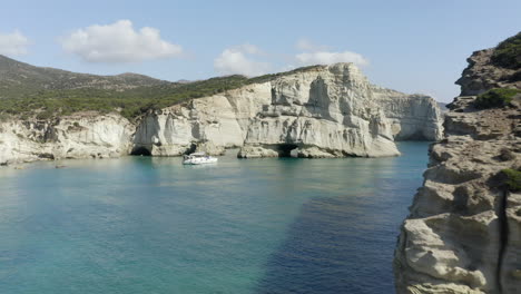 Klefitko-Strand-Und-Weiße-Klippen-Dröhnen-Luftaufnahmen-über-Dem-Blauen-Wasser-Und-Der-Dramatischen-Küstenlinie-Der-Griechischen-Insel-Milos,-Griechenland-In-4k