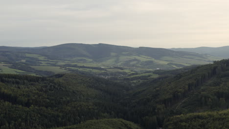 Langsame-Vorwärtsantenne-Grüner-Bewaldeter-Hügel-Im-Ländlichen-Mitteleuropa
