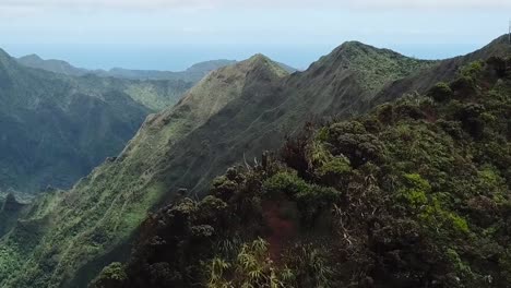 Drohne-Antenne-Auf-Hawaiianischen-Bergen-Vorwärts-Bewegen