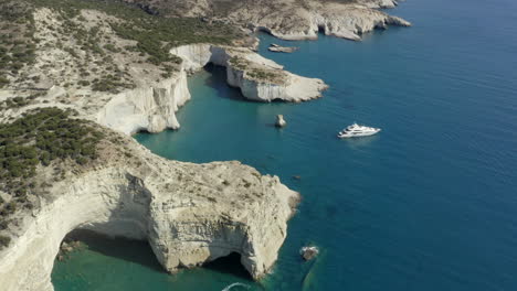 La-Playa-De-Klefitko-Y-Los-Acantilados-Blancos,-Tomas-Aéreas-De-Drones-Sobre-Las-Aguas-Azules-Y-La-Espectacular-Costa-De-La-Isla-Griega-De-Milos,-Grecia-En-4k