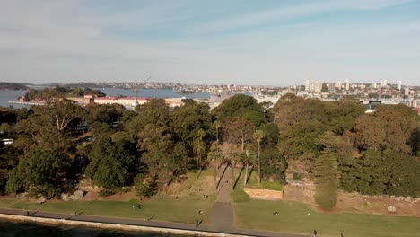 Luftaufnahme-Des-Königlichen-Botanischen-Gartens-Und-Der-Cbd-skyline-An-Der-Küste-Von-Sydney-Bay