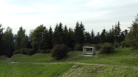 Aerial-pan-of-viewpoint-structure-Pozorovatelna-Durch,-Czech-Republic