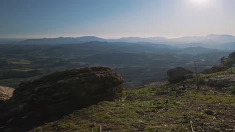 Langsam-Bewegen-An-Einem-Hohen-Punkt-Auf-Einem-Bergpfad-Von-Torcal-De-Antequera,-Südlich-Von-Spanien