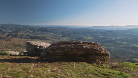 Blick-Auf-Den-Nationalpark-Torcal-De-Antequera-An-Einem-Klaren-Blauen-Tag