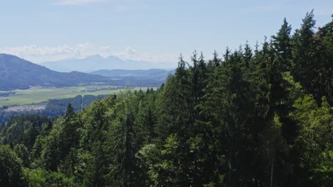 Zen-Himmel-Wald-Hügel-Lavamund-Stadt-In-österreich-Antenne
