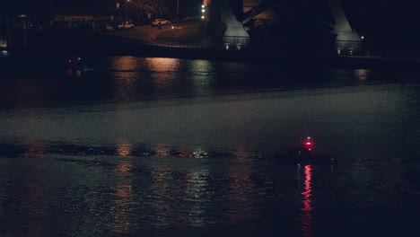 Lichter-Vom-Patrouillierenden-Polizeiboot-Spiegelten-Sich-Nachts-In-Sydney,-Australien,-Auf-Einer-Ruhigen-See-Wider