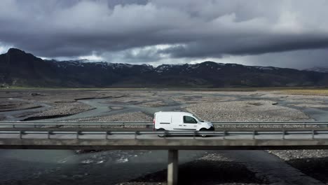 El-Coche-Viaja-Por-Una-Carretera-Escénica-En-Islandia-Cruzando-El-Puente-Sobre-El-Agua-De-Deshielo-Glacial