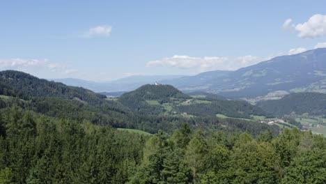 Vista-Aérea-De-Drones-Del-Paisaje-Montañoso-Y-Forestal-Con-Pradera-En-Austria