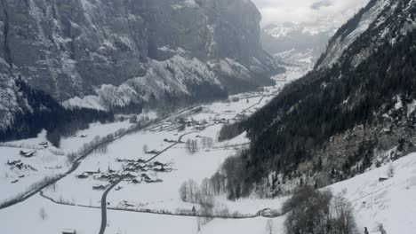 Antena-De-Drones-De-Lauterbrunnen-Rodeada-Por-La-Montaña-Eiger-En-Los-Alpes-Suizos