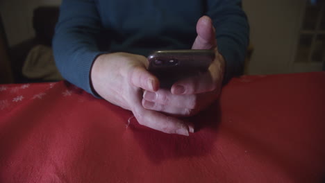 Hände,-Die-Smartphone-Benutzen,-Dann-Ungeduldig-Auf-Tisch-Ruhen,-Parallaxe