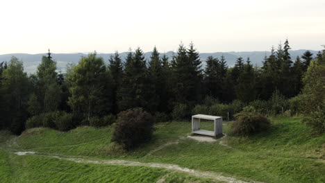 Luftausstoß-Vom-Aussichtspunkt-Pozorovatelna-Durch-Den-Wald,-Tschechische-Republik