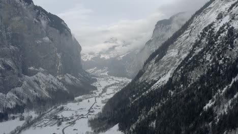 Drohnenantenne-Von-Lauterbrunnen,-Umgeben-Vom-Berg-Eiger-In-Den-Schweizer-Alpen