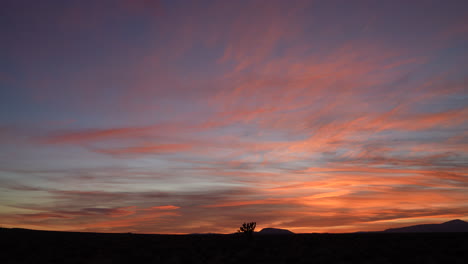 Die-Untergehende-Sonne-Malt-Mit-Farbenfroher-Romantik-über-Den-Himmel-Der-Mojavewüste---Zeitraffer