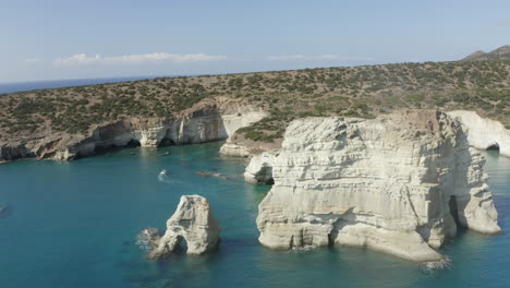 La-Playa-De-Klefitko-Y-Los-Acantilados-Blancos,-Tomas-Aéreas-De-Drones-Sobre-Las-Aguas-Azules-Y-La-Espectacular-Costa-De-La-Isla-Griega-De-Milos,-Grecia-En-4k