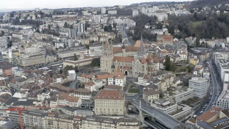 Antena-De-Drones-De-La-Ciudad-Suiza-Y-La-Catedral-De-Lausana
