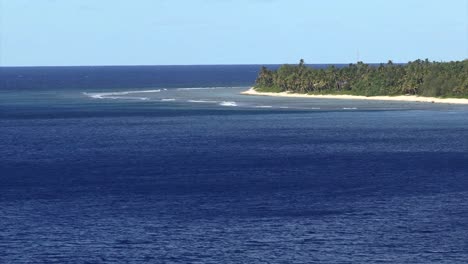 Blick-Auf-Das-Korallenriff-Der-Insel-Rarotonga-Vom-Meer-Aus