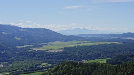 Vista-Panorámica-De-Los-Densos-Bosques-En-Austria-Con-Fondo-De-Montaña---Vista-Aérea