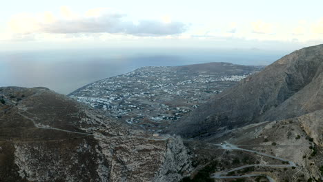 Drohne-Luftaufnahme-Mit-Blick-Auf-Die-Griechische-Insel-Santorini,-Höchster-Punkt-Der-Insel-Auf-Dem-Berg-Mit-Blick-Auf-Das-Meer-In-4k