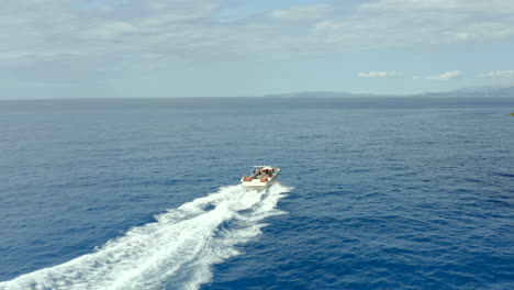 Un-Barco-Que-Se-Mueve-Rápidamente-A-Través-Del-Mar-Azul-En-Un-Recorrido-En-Barco-Por-La-Isla-De-Zakynthos,-Grecia