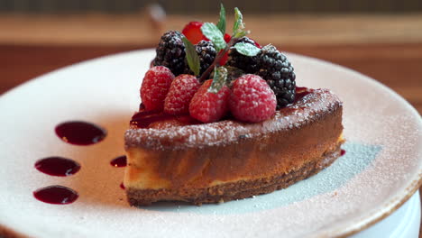 Cheesecake-with-berries-and-sugar-rotating-plate