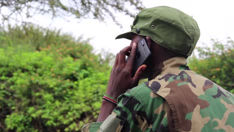 Militanter-Soldat-Der-Afrikanischen-Guerilla,-Der-Am-Handy-Spricht
