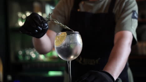 Barkeeper-Garniert-Cocktail-Mit-Rosmarin-Im-Glas