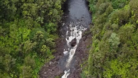 Drone-Aire-Hacia-Atrás-Cascada-Bosques-Hawaii