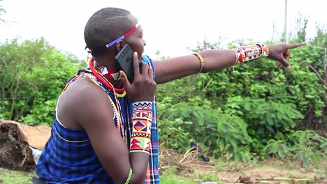 Hombre-Masai-Al-Teléfono-Señalando-Con-El-Dedo-El-Tema-De-Interés