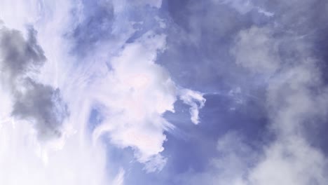 Ziehende-Wolken-Schwebten-über-Dem-Blauen-Himmel