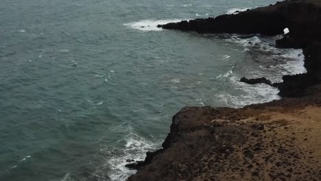 Drone-Aire-Lado-De-La-Playa-Acantilado-Hawaii
