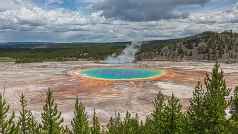 Lapso-De-Tiempo-De-La-Gran-Fuente-Termal-Prismática-En-El-Parque-Nacional-De-Yellowstone-En-Un-Hermoso-Día-Con-Nubes-Hinchadas-Que-Fluyen
