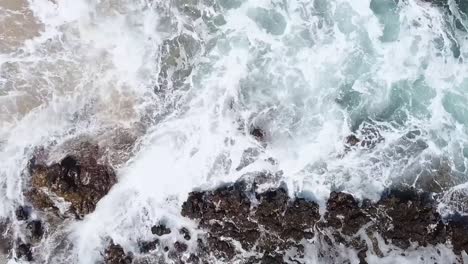 Drone-Aéreo-Sobre-Océano-Olas-Rock-Rompiendo-Playa