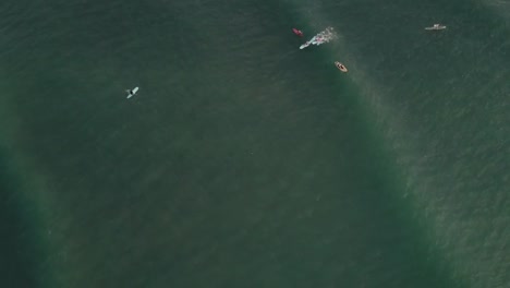 Antena-De-Drones-Al-Atardecer-Sobre-Los-Surfistas-En-La-Playa