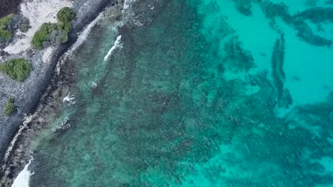 Drohne-Antenne-Schwarz-Sand-Blau-Wasser-Ozean-Hawaii