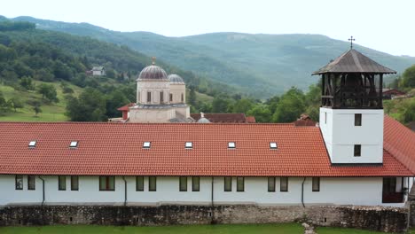 Traditionelle-Mileševa-Klosterarchitektur,-Serbisches-Dorf-Auf-Dem-Land,-Antenne