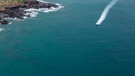 Drohne-Luftboot-Auf-Weißem-Sand-Des-Blauen-Wassers