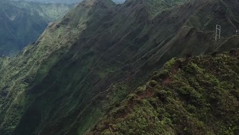 Drone-Antena-Mover-Hacia-Atrás-Montañas-En-Hawaii