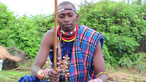 Junger-Massai-Mann,-Der-Seinen-Stab-Im-Takt-Der-Musik-Klopft