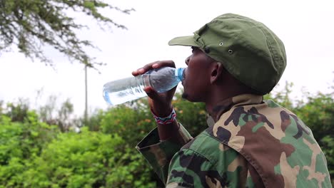 Guerrilla-Militante-Africana-Bebiendo-Agua-En-Un-Día-Caluroso