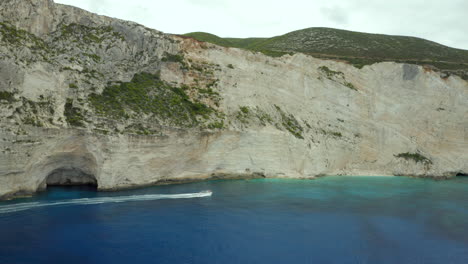 Barco-En-Movimiento-Rápido-En-Un-Barco-Cerca-De-La-Playa-Del-Naufragio-En-Zakynthos,-Grecia