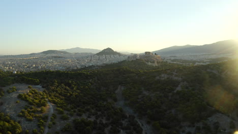 Establishing-shot-of-the-City-of-Athens,-with-Acropolis-and-city-park-at-sunrise,-Greece