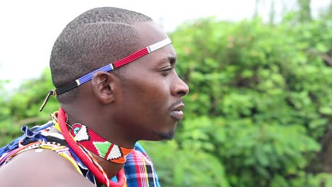 Joven-Masai-Escuchando-Hablar-A-Otra-Persona