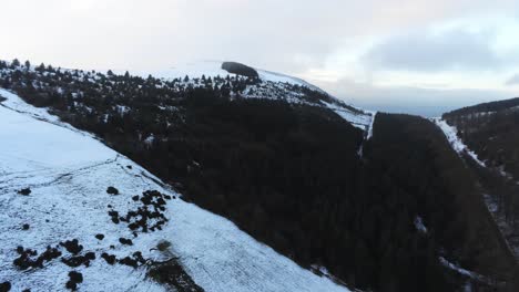 Schneebedeckter-Walisischer-Wald-Moel-Famau-Winterlandschaft-Luftaufnahme-Ländliches-Motiv-Schwenk-Rechts