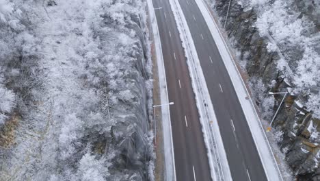 Autobahn-Zweispurige-Straße-In-Der-Schwedischen-Winterlandschaft,-Antenne