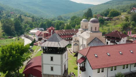 Schönes-Altes-Orthodoxes-Kloster-Mileseva-Auf-Dem-Zlatar-berg-In-Serbien