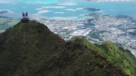 Drone-Aéreo-Pan-Abajo-Montañas-Hawaii-Escalera-Al-Cielo